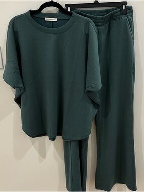 NWOT Zenana Scuba Round Neck Short Sleeve and Pants Set Size L